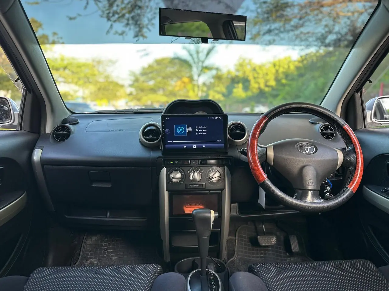 Toyota ist 2004 thumbnail 4