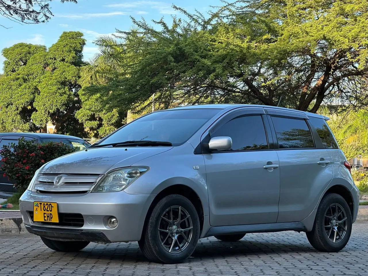 Toyota ist 2004 thumbnail 5