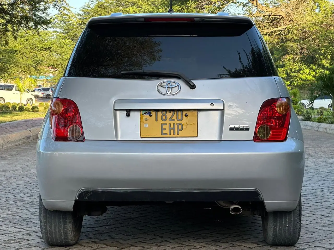 Toyota ist 2004 thumbnail 6