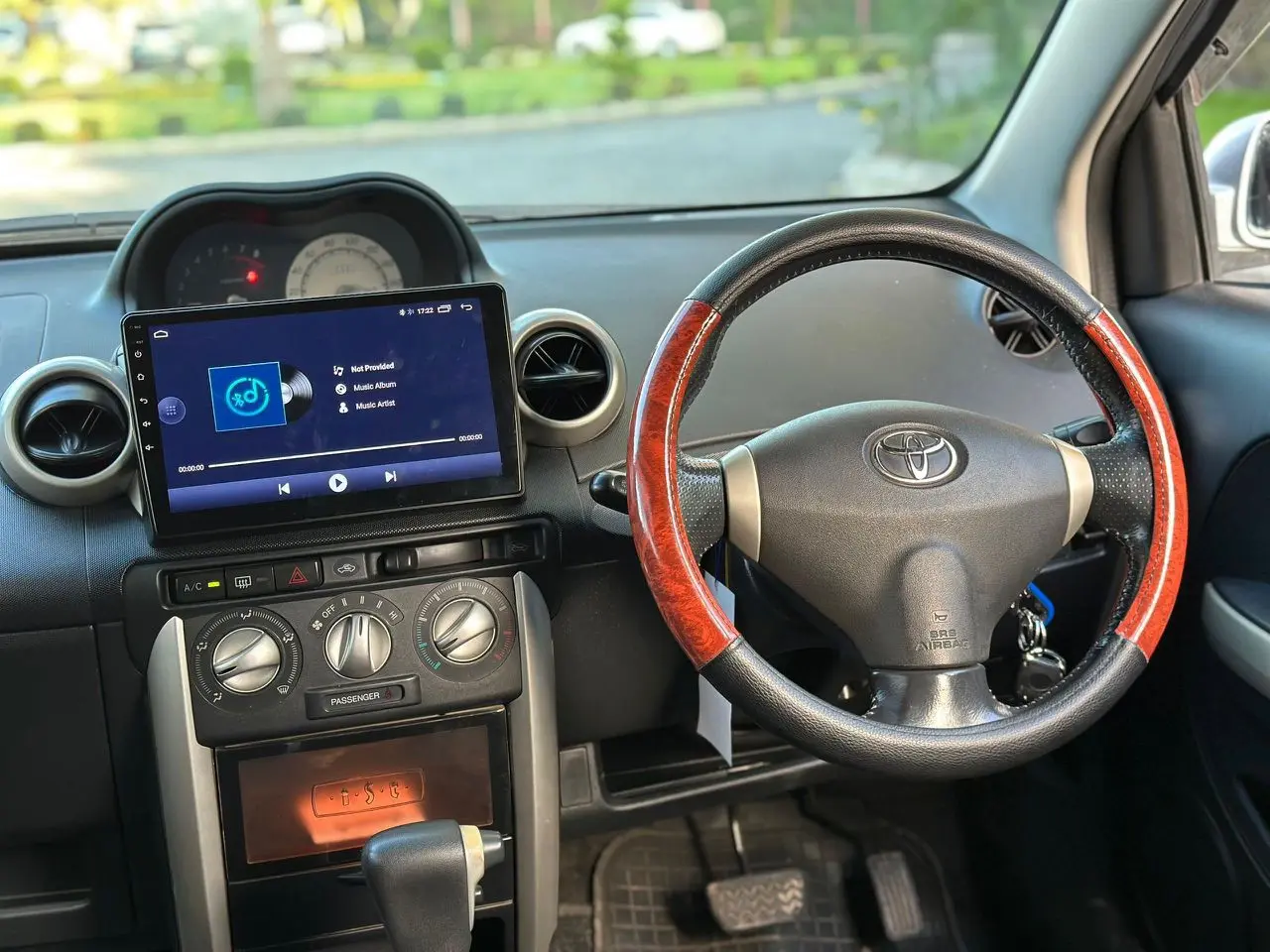 Toyota ist 2004 thumbnail 8