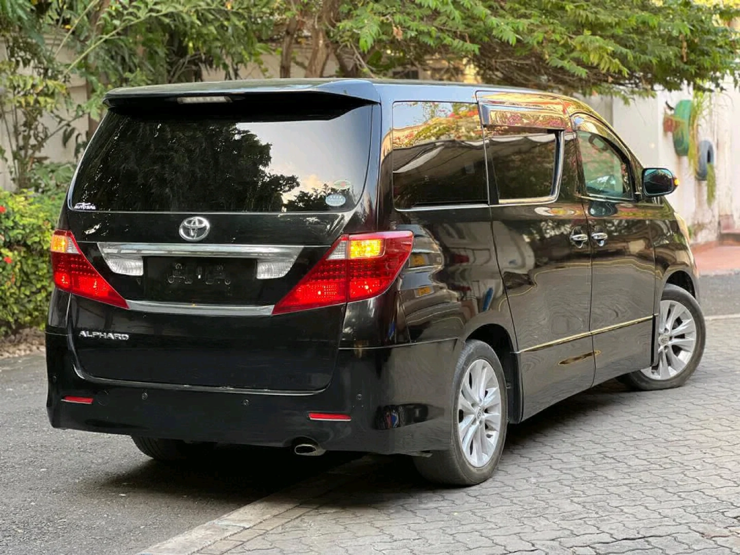Toyota Alphard Minivan 2009 Model thumbnail 4