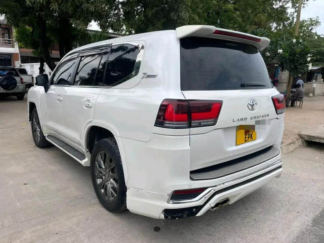 Toyota Land Cruiser 300 Series thumbnail 2