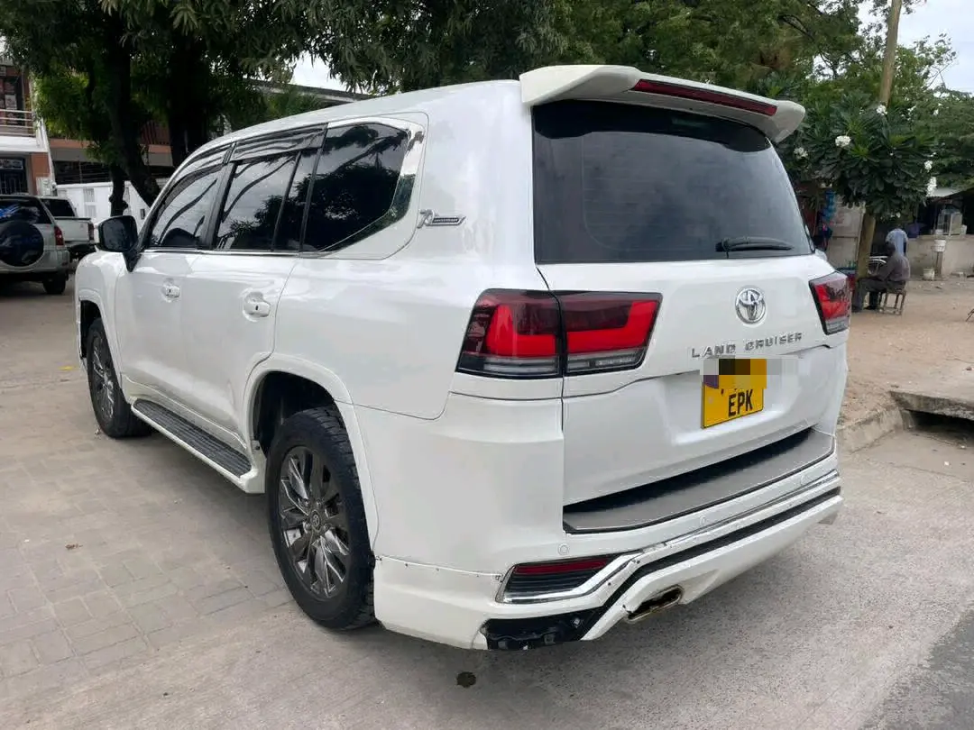 Toyota Land Cruiser 300 Series thumbnail 3