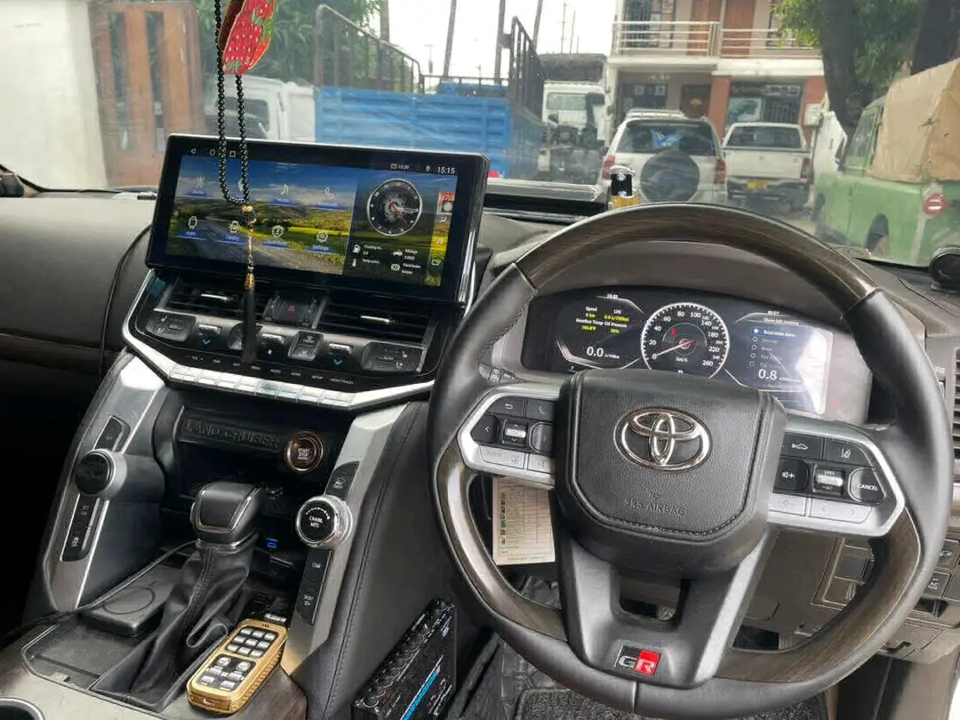 Toyota Land Cruiser 300 Series thumbnail 6