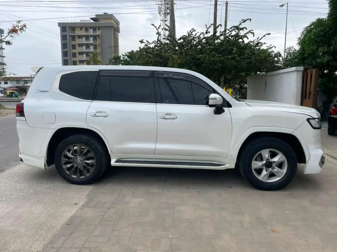 Toyota Land Cruiser 300 Series thumbnail 7