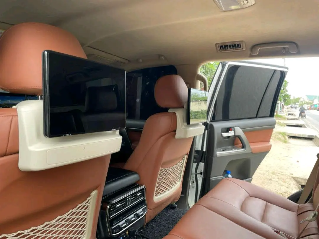 Toyota Land Cruiser 300 Series thumbnail 9