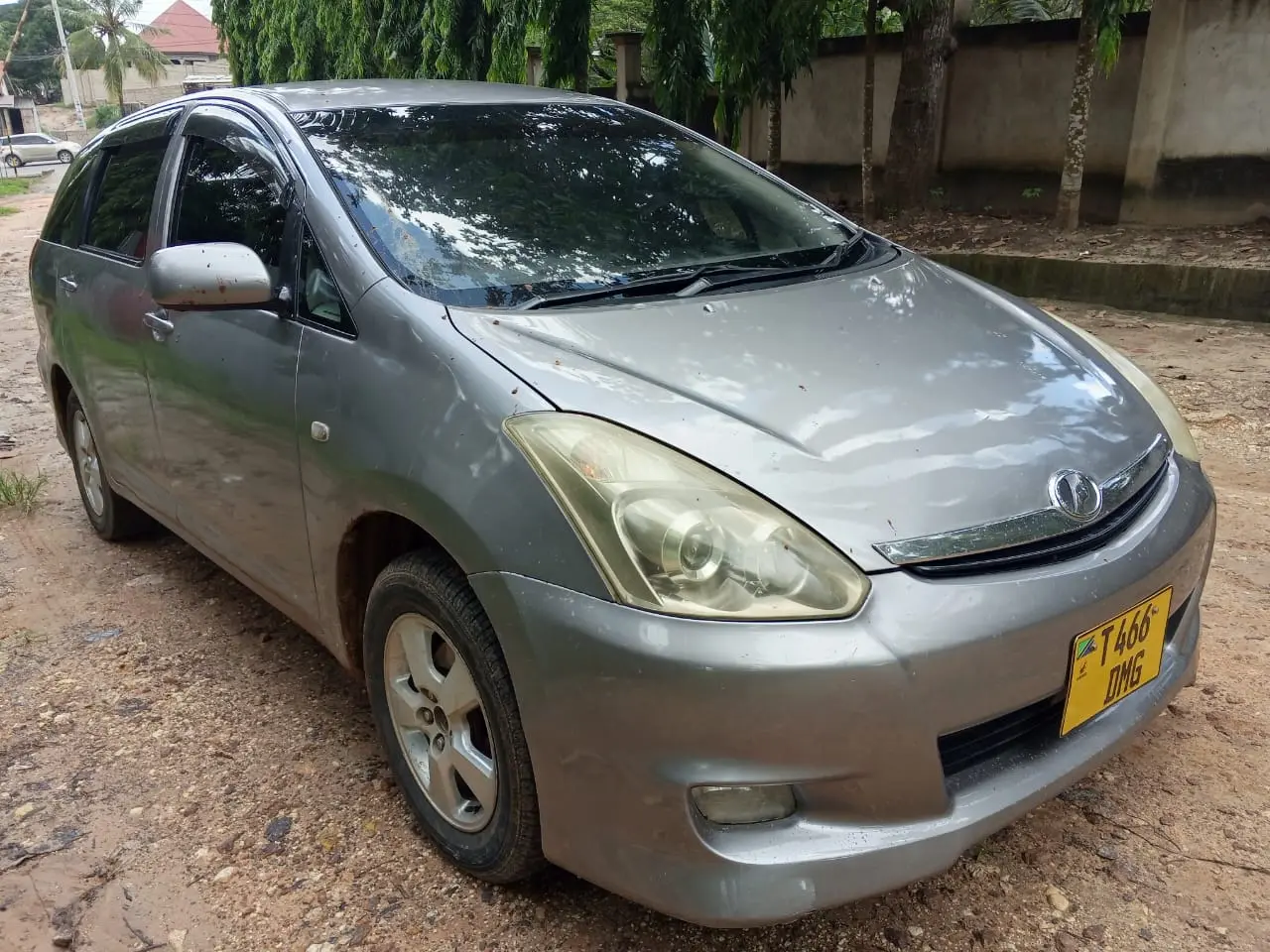 Toyota Wish 2004/05 thumbnail 2