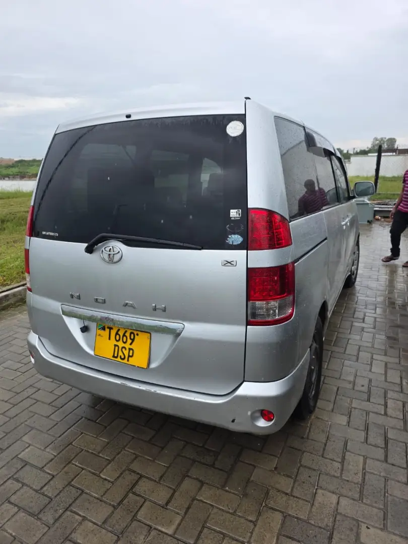 Toyota Noah Minivan Used for Sale thumbnail 4