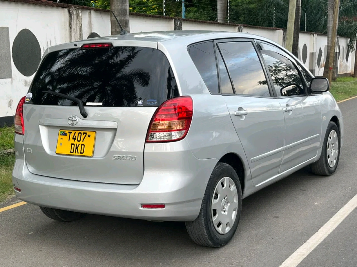 Toyota Spacio Minivan thumbnail 3