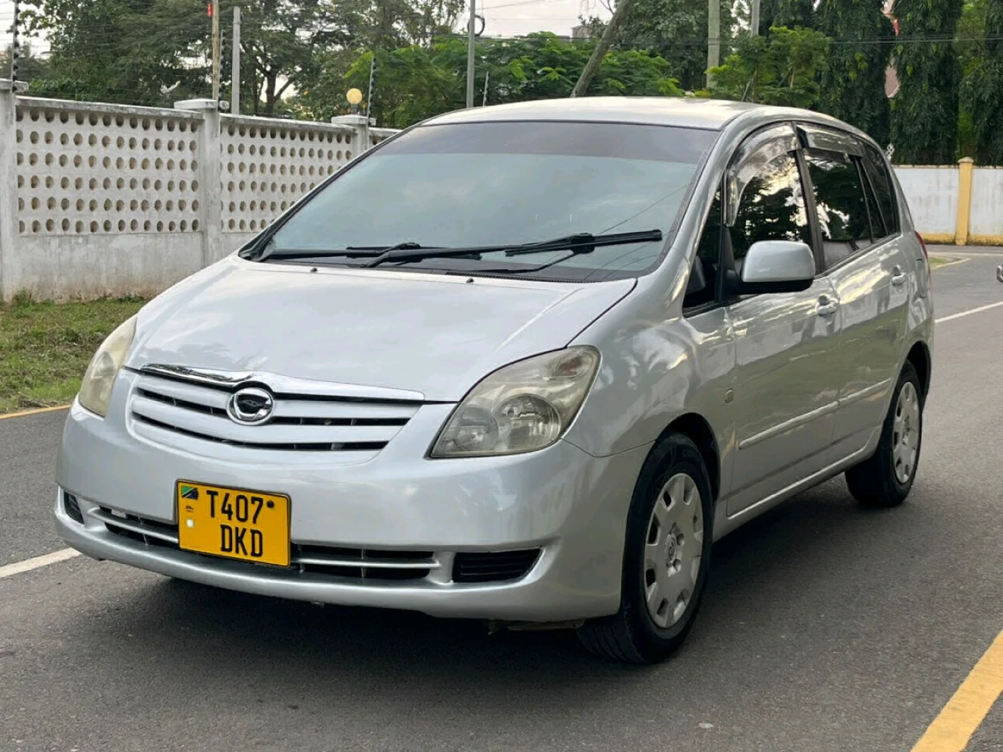 Toyota Spacio Minivan thumbnail 6