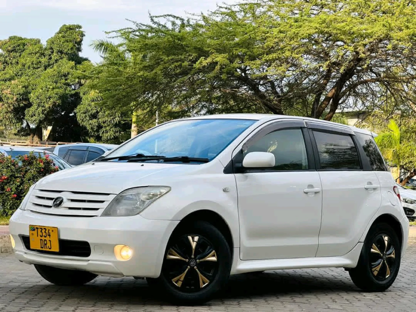 Used 2006 White Toyota Ist 1290cc Automatic thumbnail 2