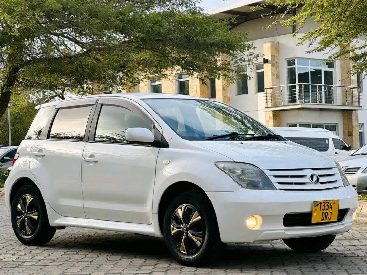 Used 2006 White Toyota Ist 1290cc Automatic thumbnail 3