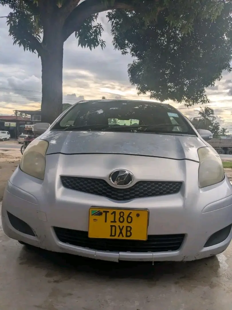 Silver Toyota Vitz 2008 thumbnail 2