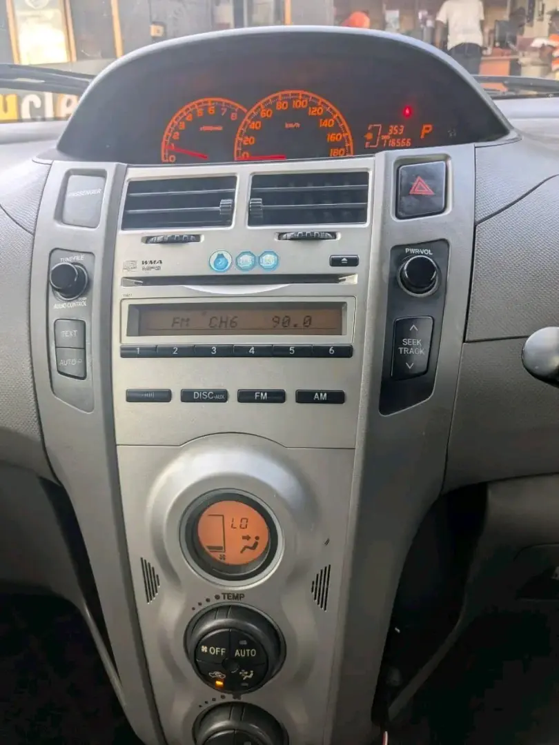 Silver Toyota Vitz 2008 thumbnail 6