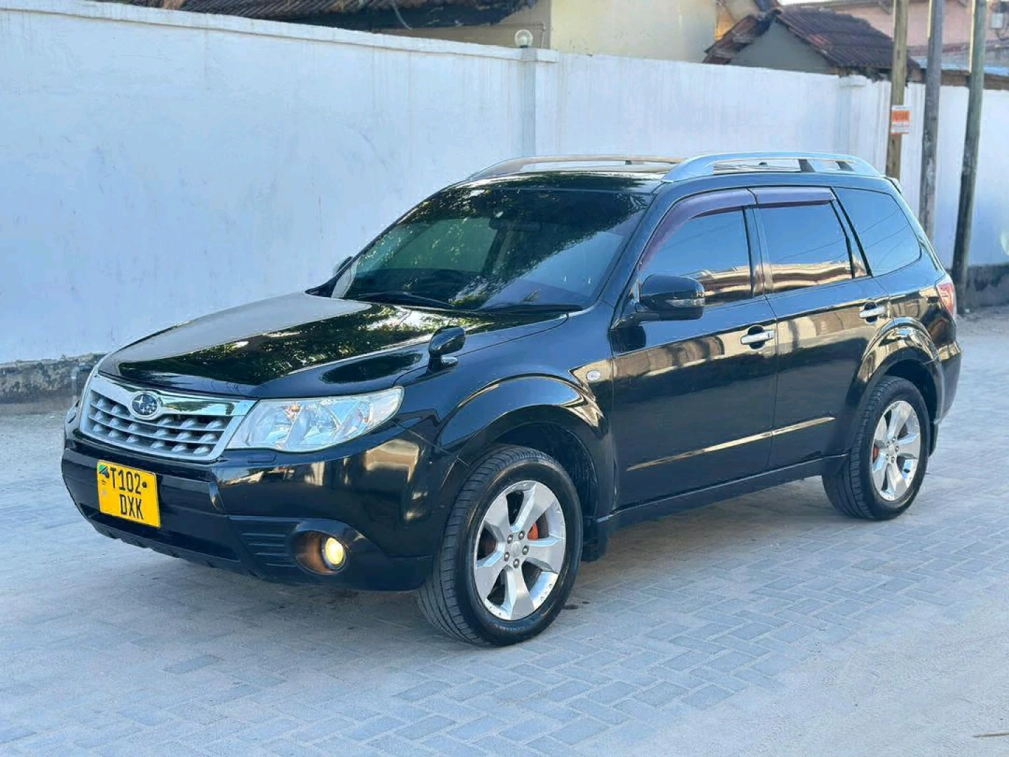 Used 2010 Black Subaru Forester Non-Turbo SUV thumbnail 3