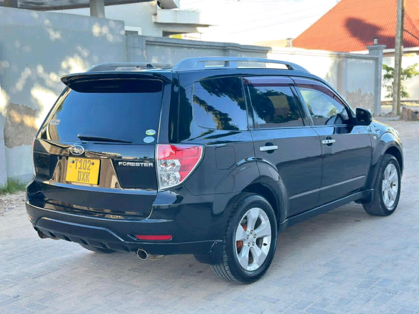 Used 2010 Black Subaru Forester Non-Turbo SUV thumbnail 4