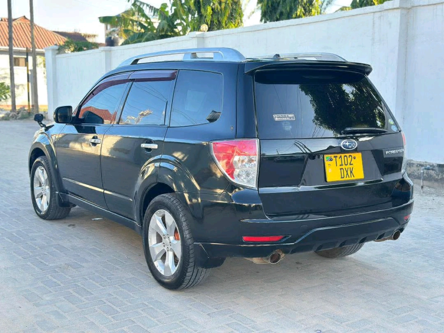Used 2010 Black Subaru Forester Non-Turbo SUV thumbnail 5