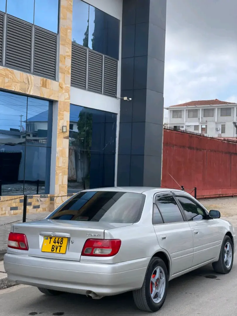 Toyota Carina Sedan 2002 kwa Mauzo au Vipuri