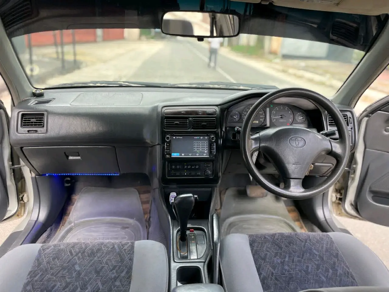 Toyota Carina Sedan 2002 kwa Mauzo au Vipuri thumbnail 3