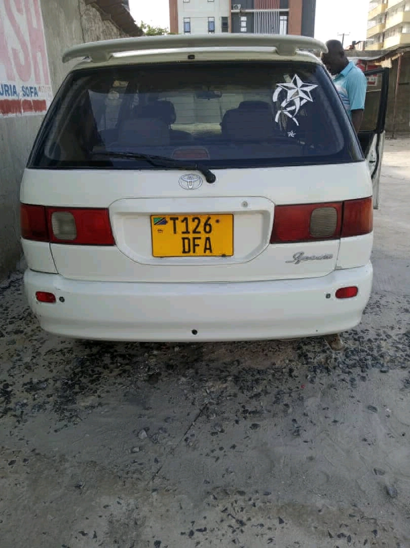 White Toyota Ipsum Minivan thumbnail 2