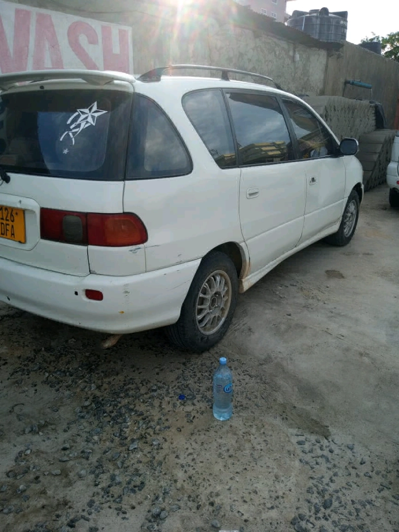 White Toyota Ipsum Minivan thumbnail 3