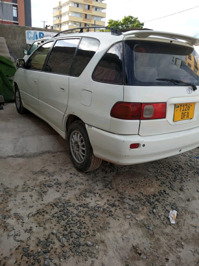 White Toyota Ipsum Minivan thumbnail 4