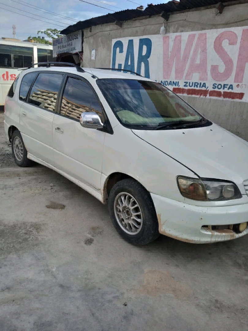 White Toyota Ipsum Minivan thumbnail 5