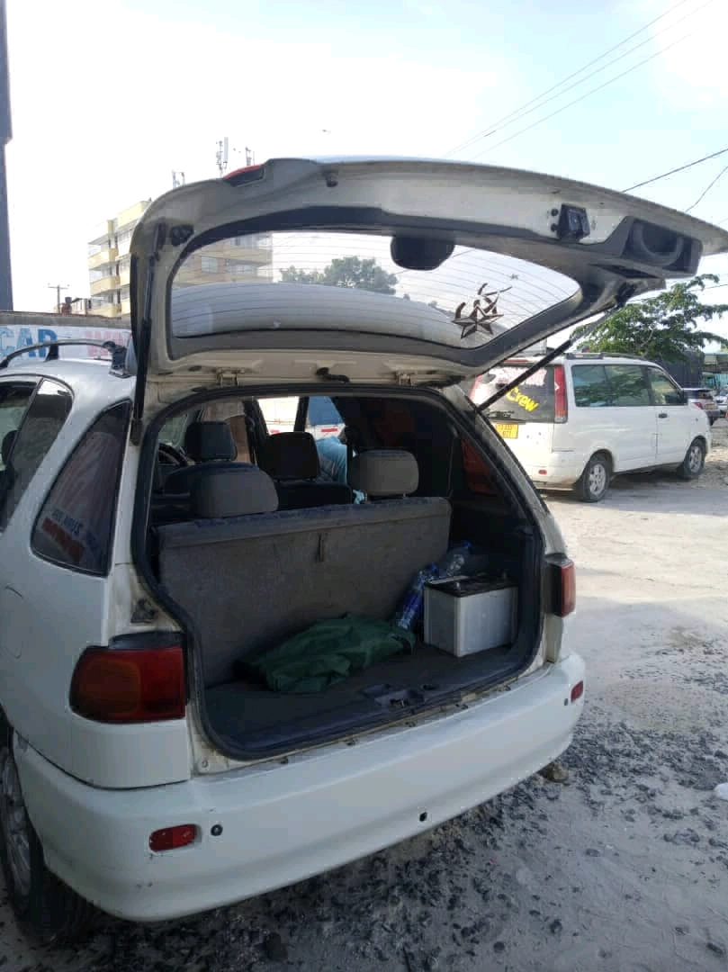 White Toyota Ipsum Minivan thumbnail 7