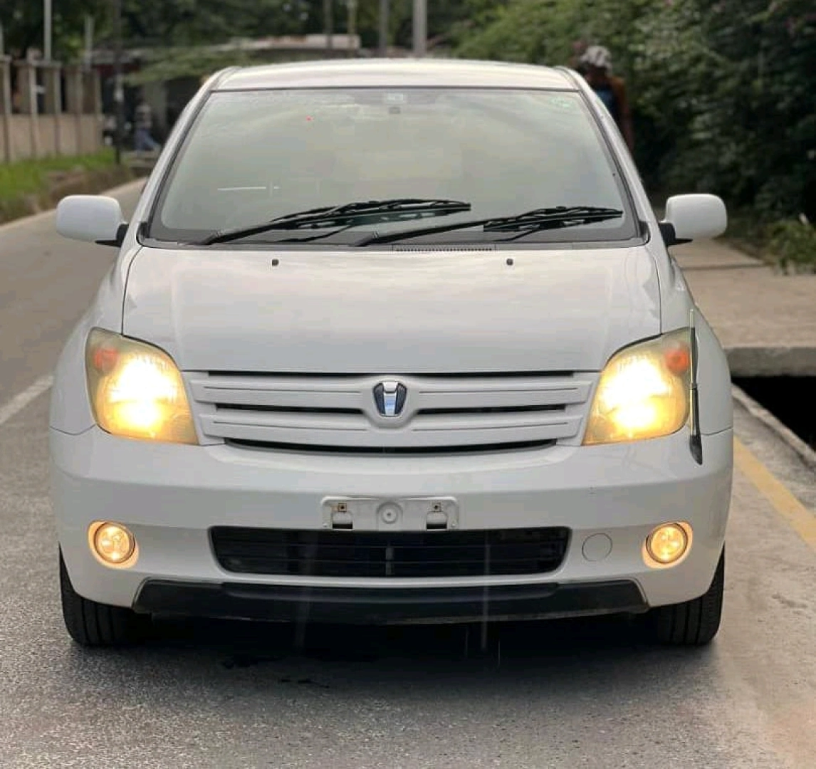 Toyota IST 2003 Pearl White Automatic