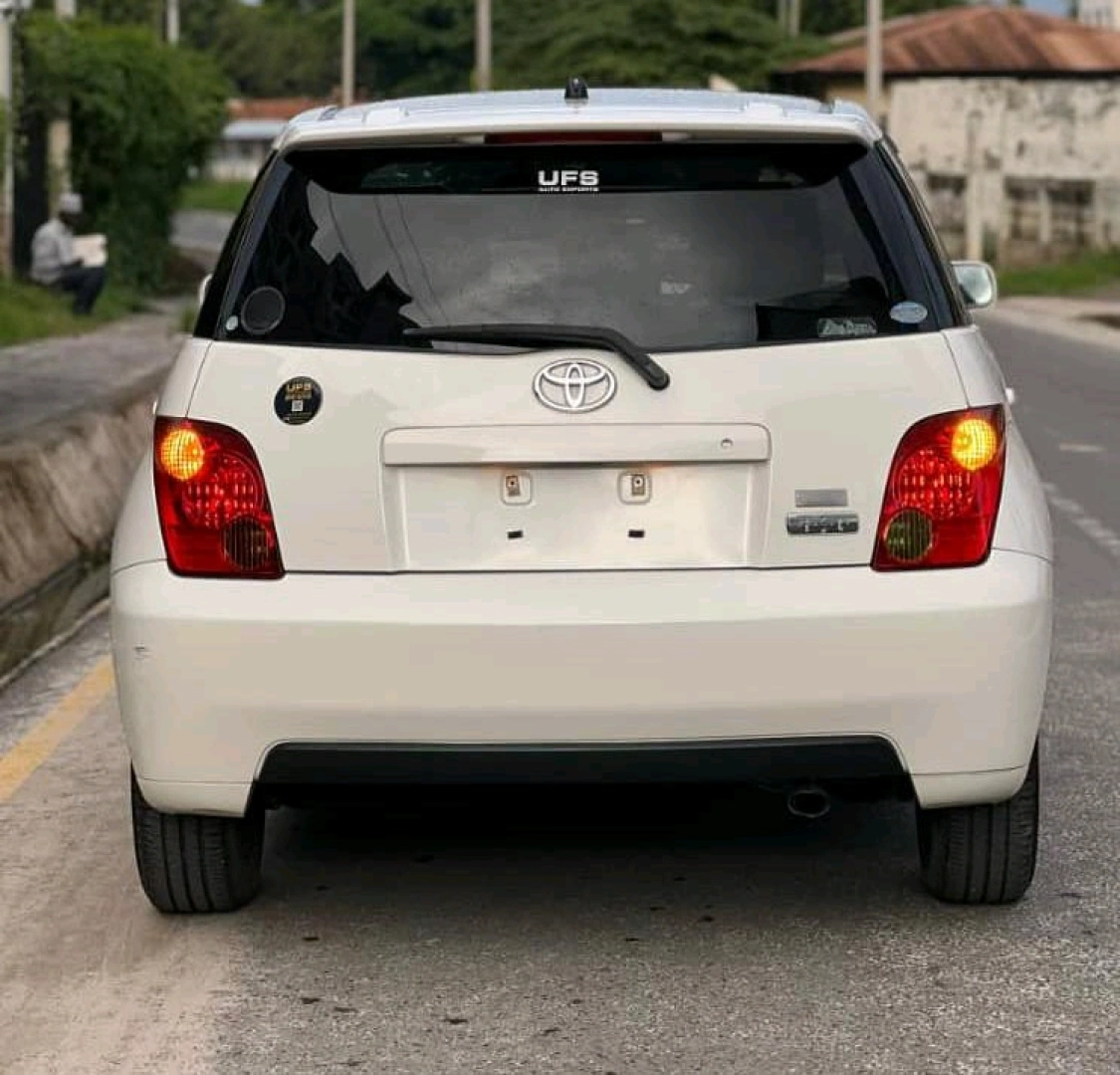 Toyota IST 2003 Pearl White Automatic thumbnail 2