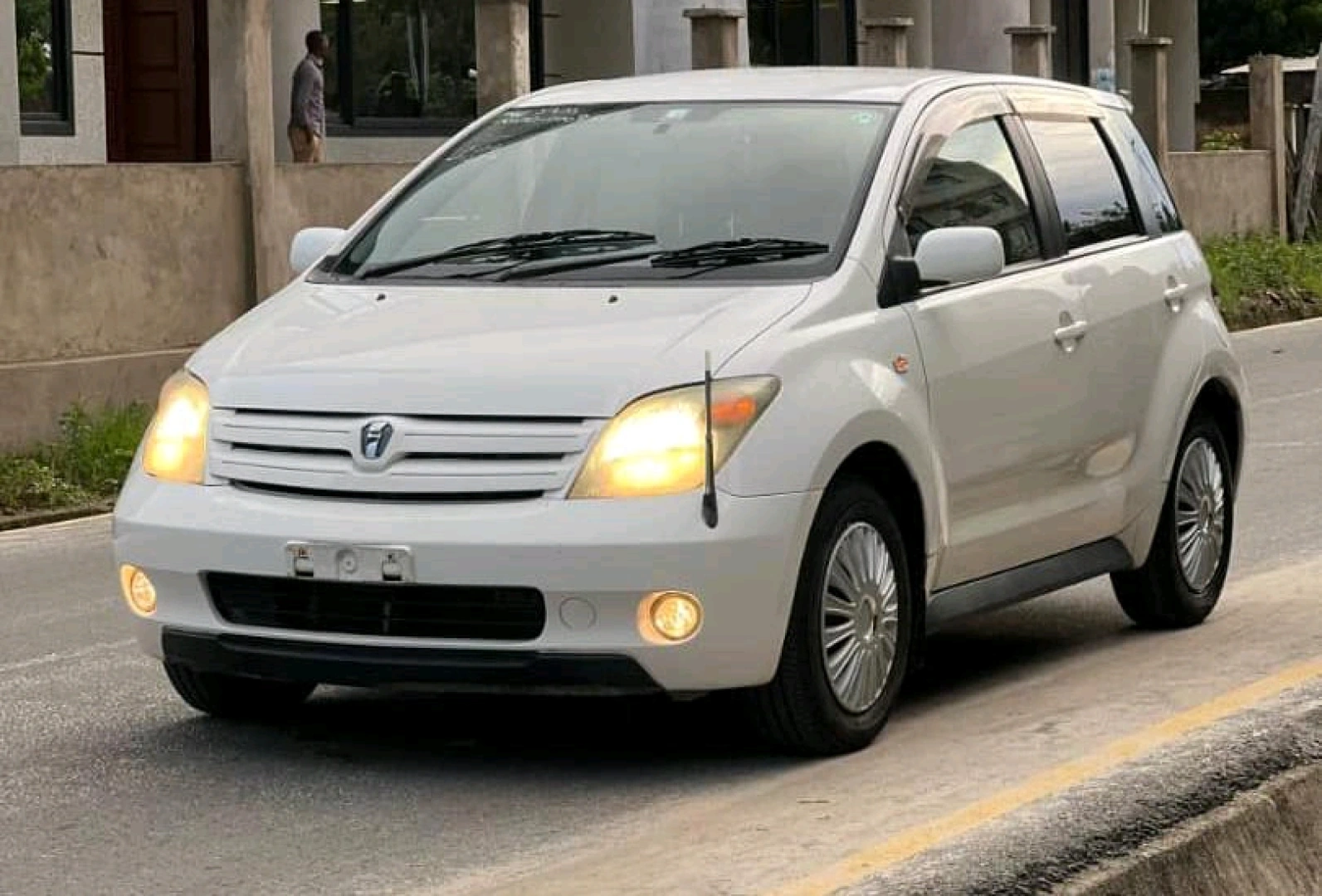 Toyota IST 2003 Pearl White Automatic thumbnail 4