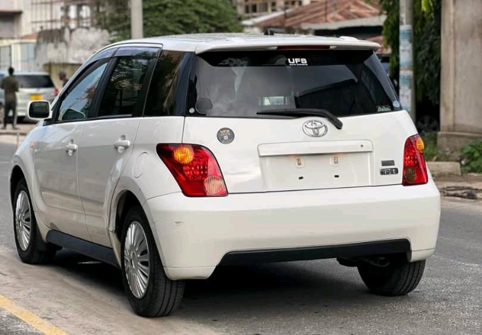 Toyota IST 2003 Pearl White Automatic thumbnail 5