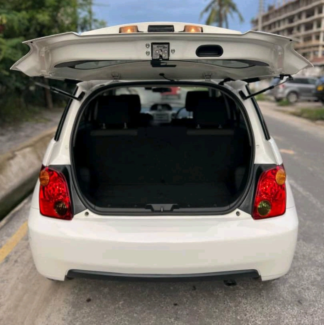 Toyota IST 2003 Pearl White Automatic thumbnail 7