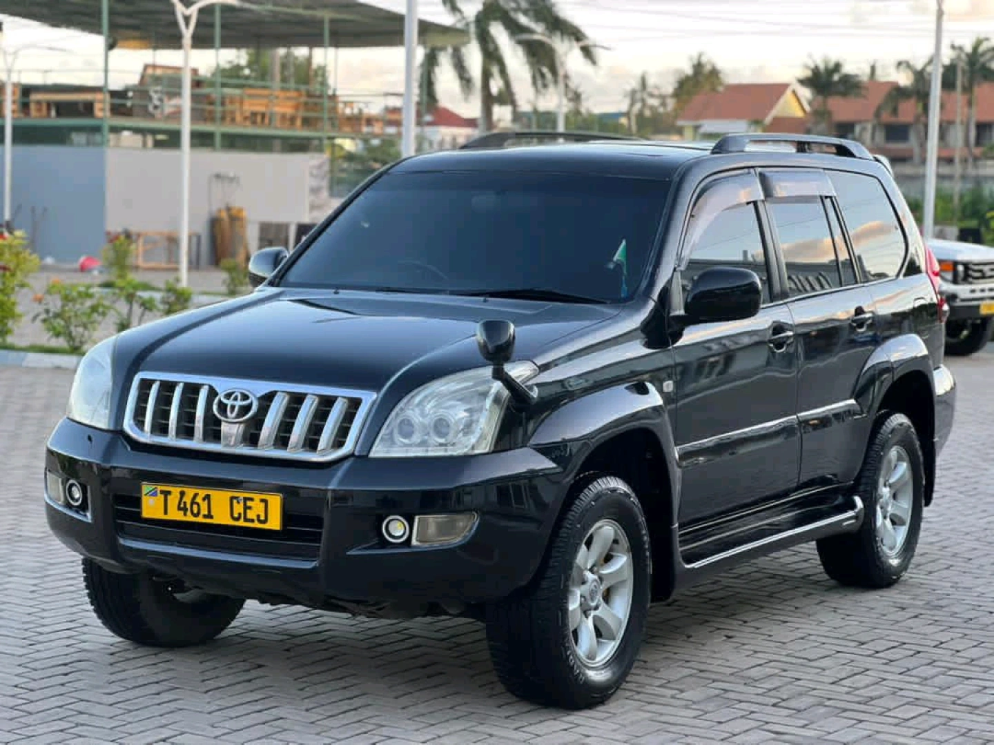 Black Toyota Land Cruiser Prado 120 (2004) thumbnail 2
