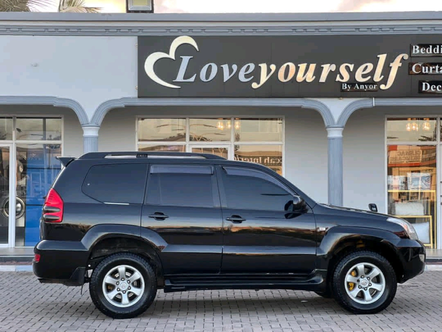 Black Toyota Land Cruiser Prado 120 (2004) thumbnail 5