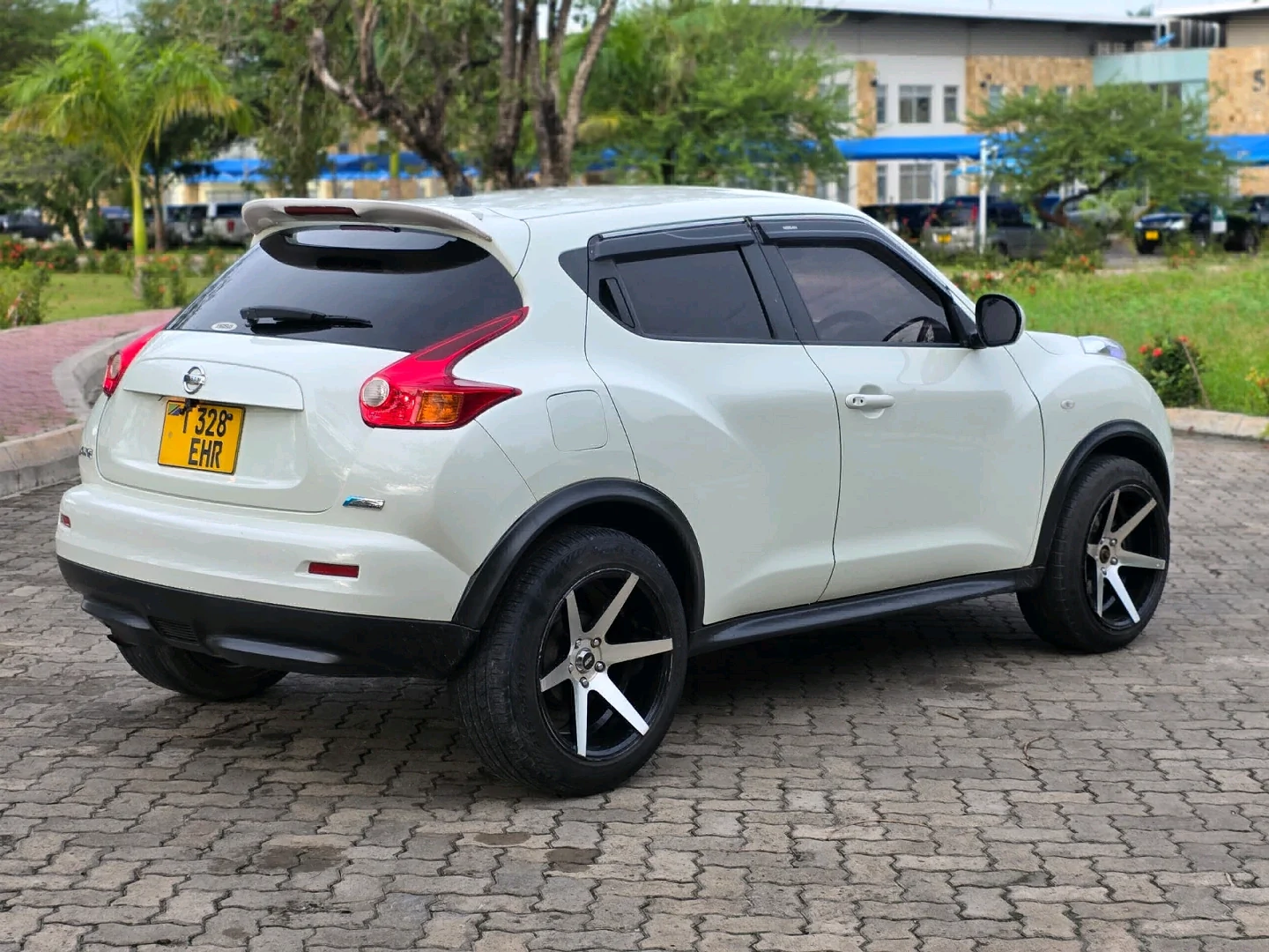 2010 Nissan Juke SUV 1490cc thumbnail 3