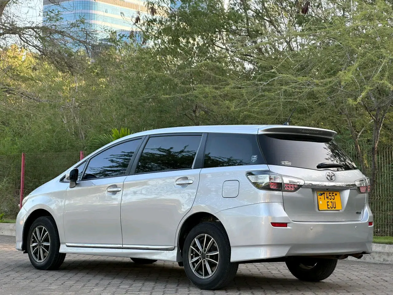 Toyota Wish 2014 Silver thumbnail 2