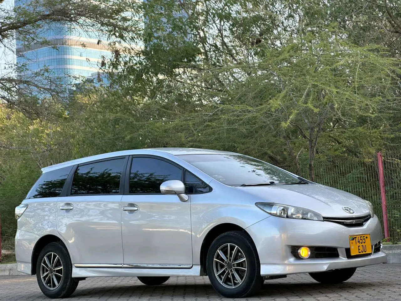 Toyota Wish 2014 Silver thumbnail 3