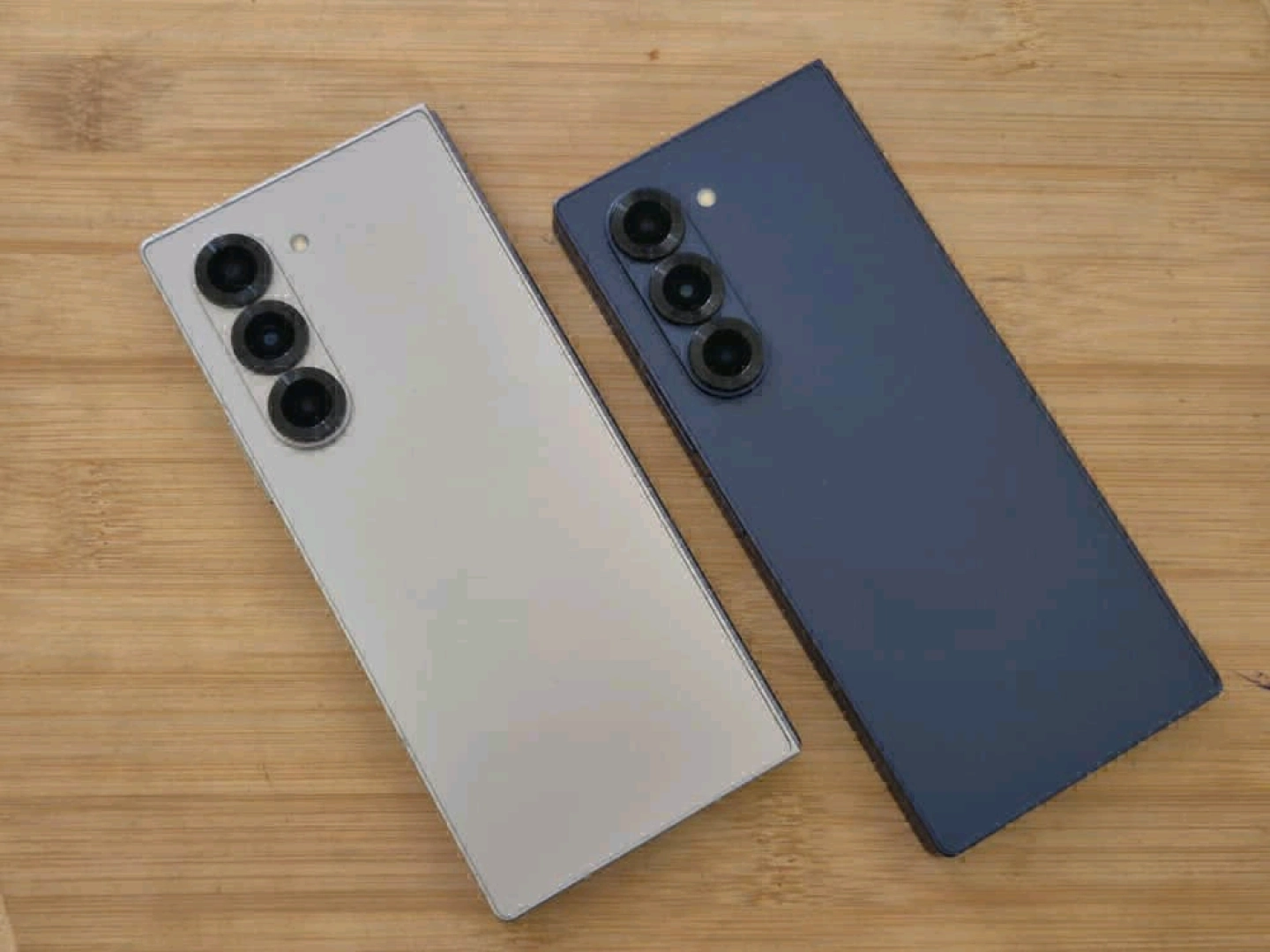 Samsung Galaxy Z Fold 6 Brand New (12GB/512GB) thumbnail 2