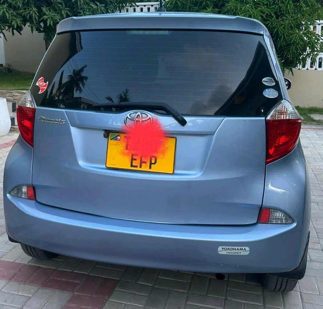 Light Blue Toyota Ractis/Verso S Hatchback thumbnail 2