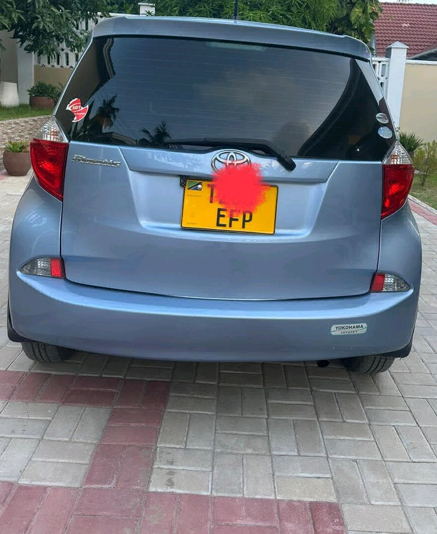 Light Blue Toyota Ractis/Verso S Hatchback thumbnail 3