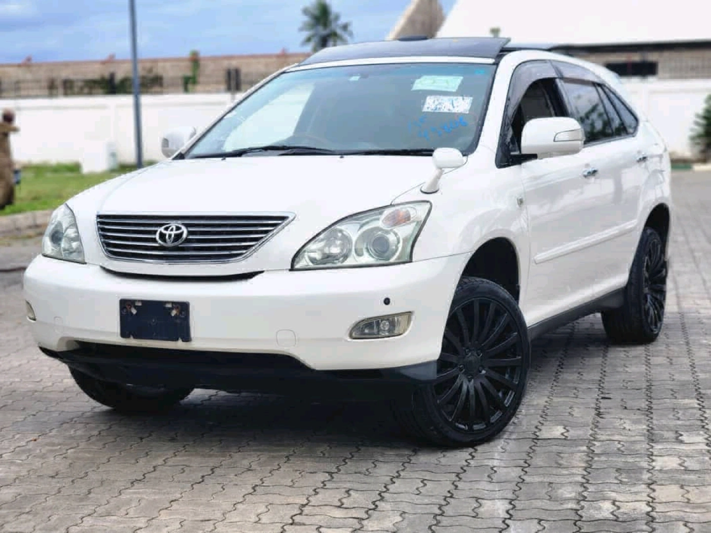 Toyota Harrier 2005 Pearl White SUV thumbnail 2