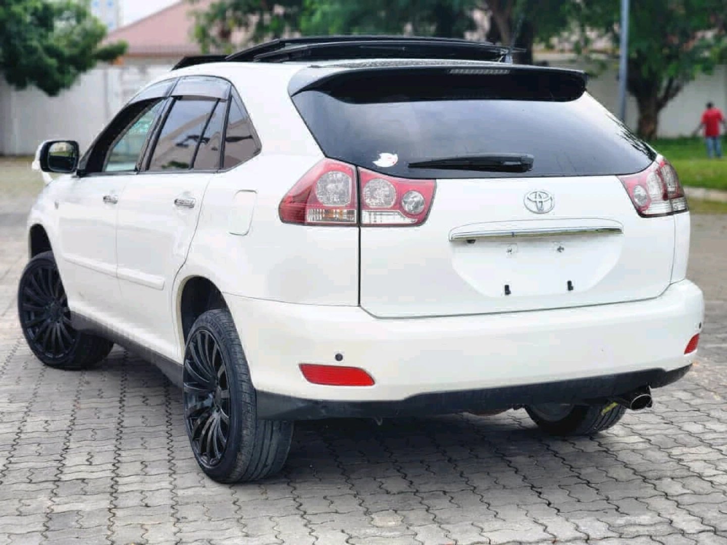 Toyota Harrier 2005 Pearl White SUV thumbnail 3