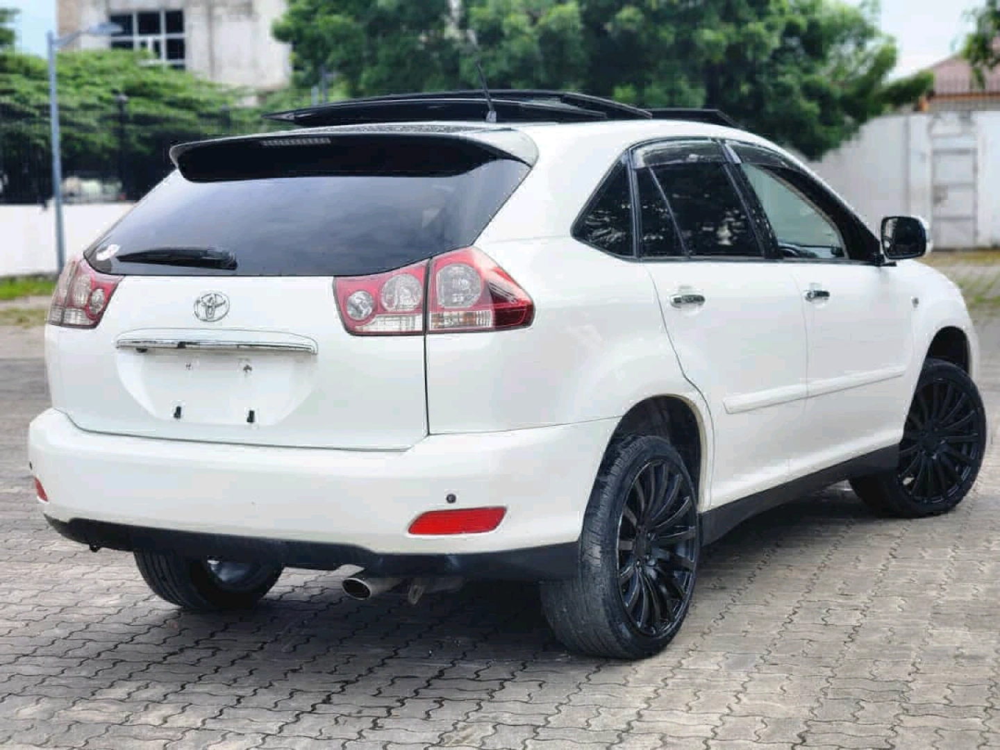Toyota Harrier 2005 Pearl White SUV thumbnail 4