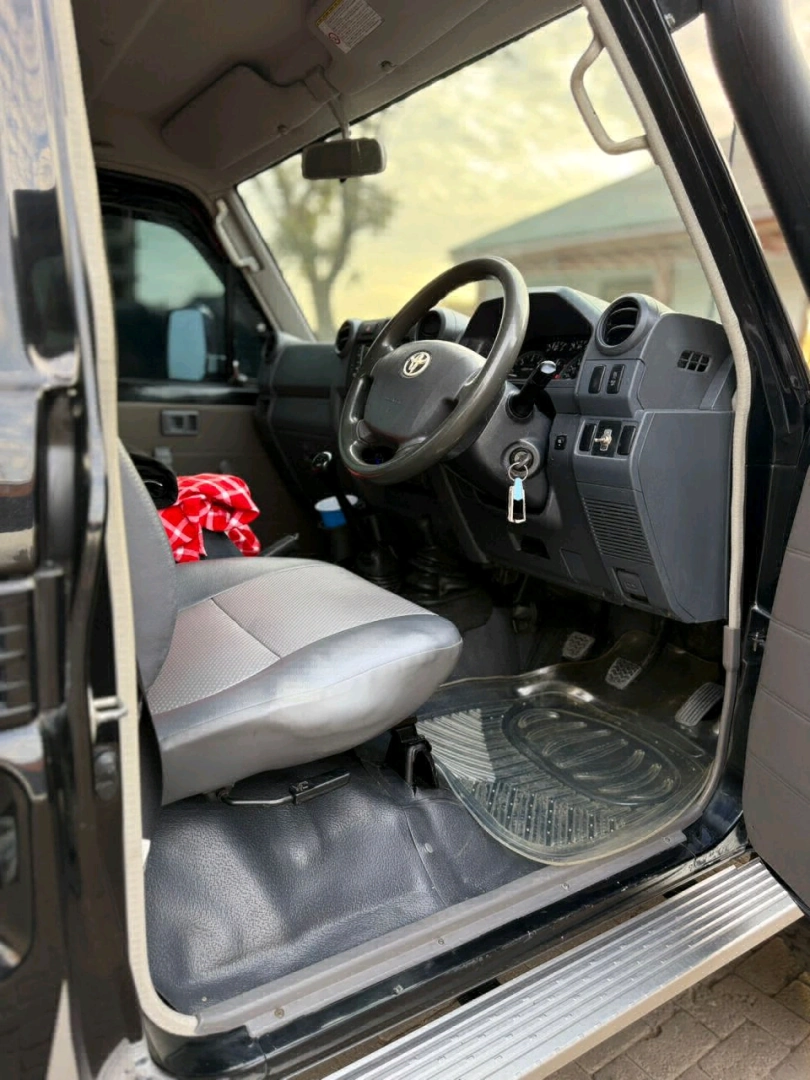 Toyota Land Cruiser 70 Series Pickup Truck thumbnail 6