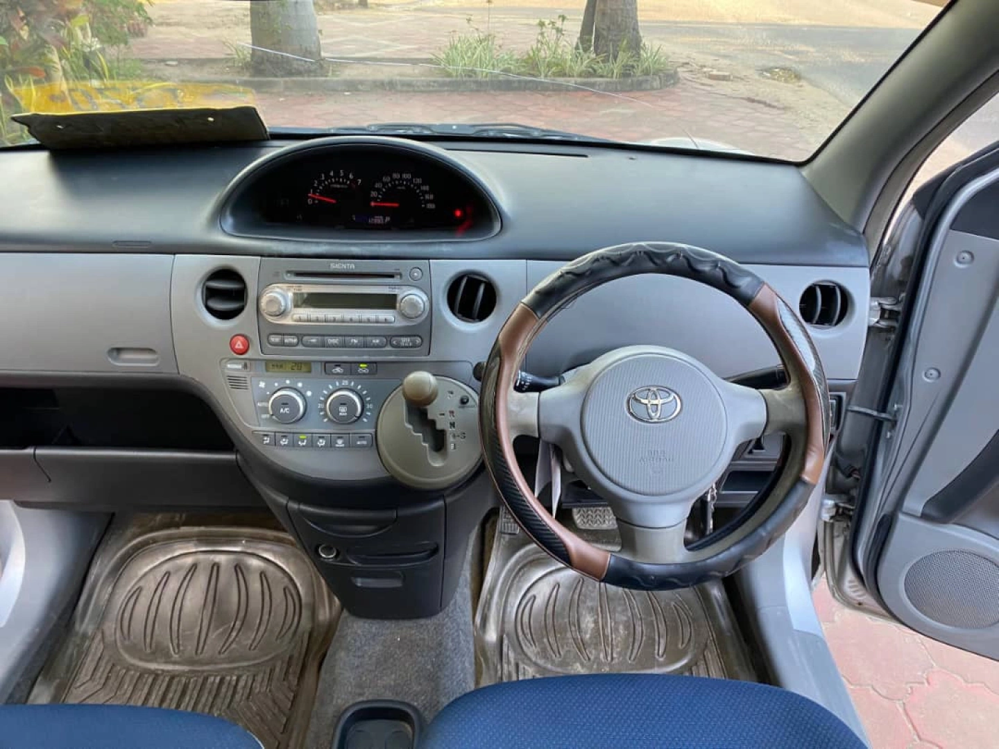 Toyota Sienta DXB REG 2004 Minivan thumbnail 3