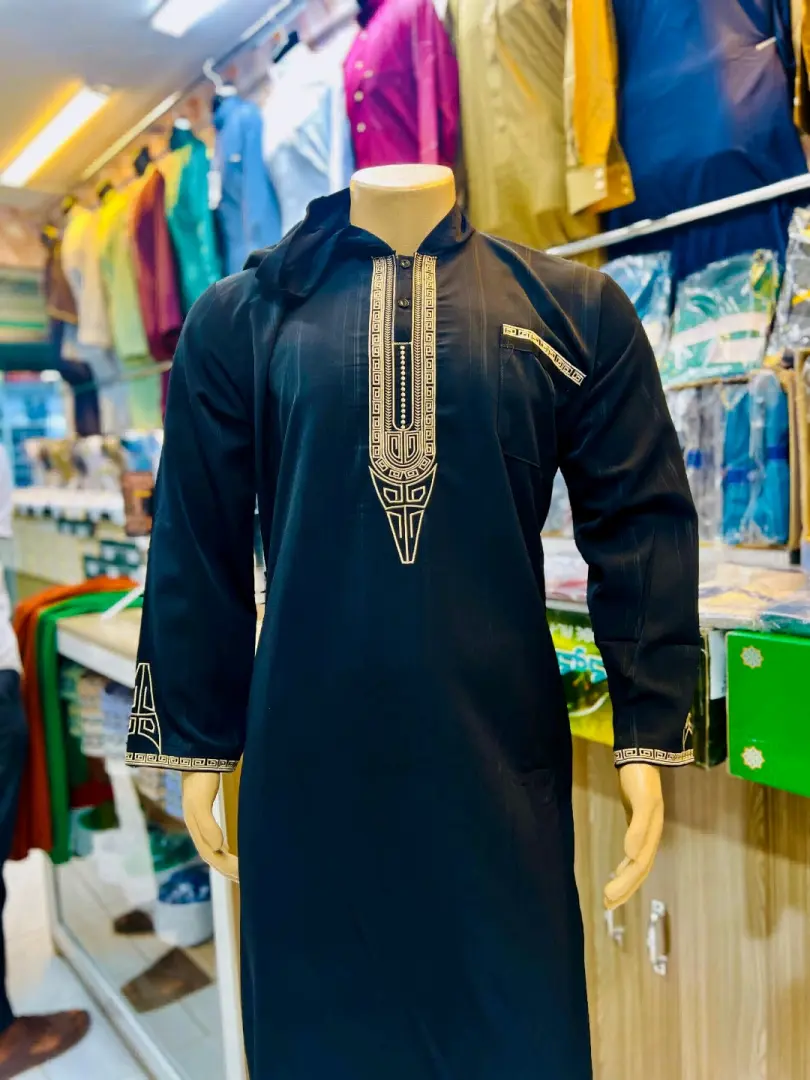 Kanzu Nyeusi na Mavazi ya Kiislamu thumbnail 2