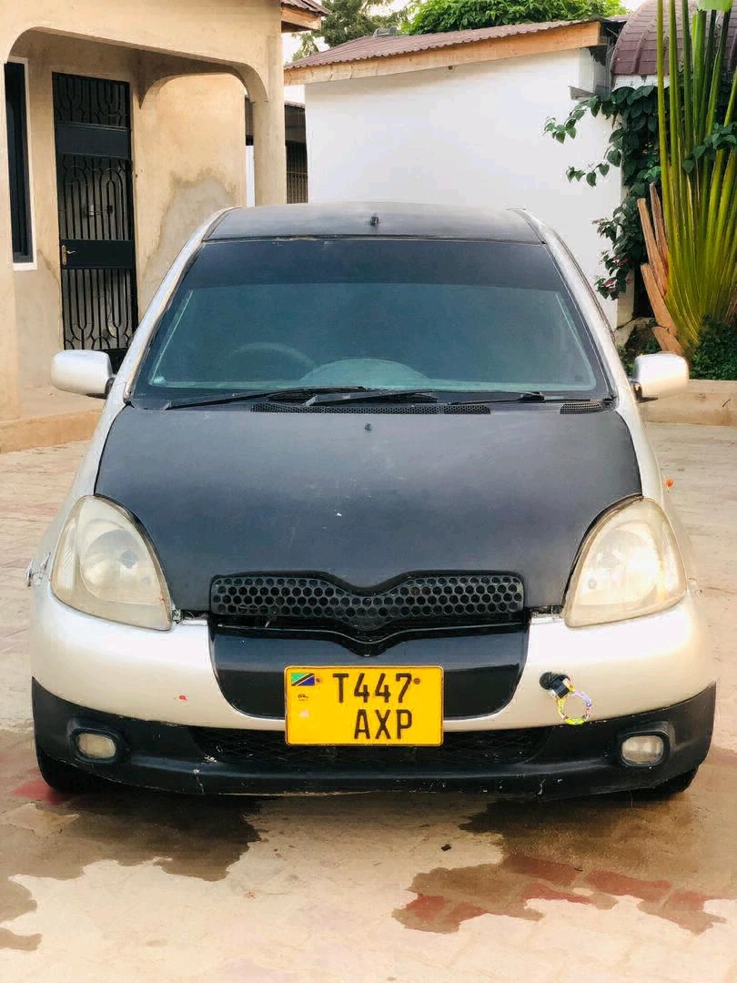 Toyota Vitz Old Model (Rangi ya Fedha)