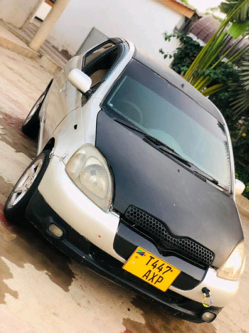 Toyota Vitz Old Model (Rangi ya Fedha) thumbnail 3