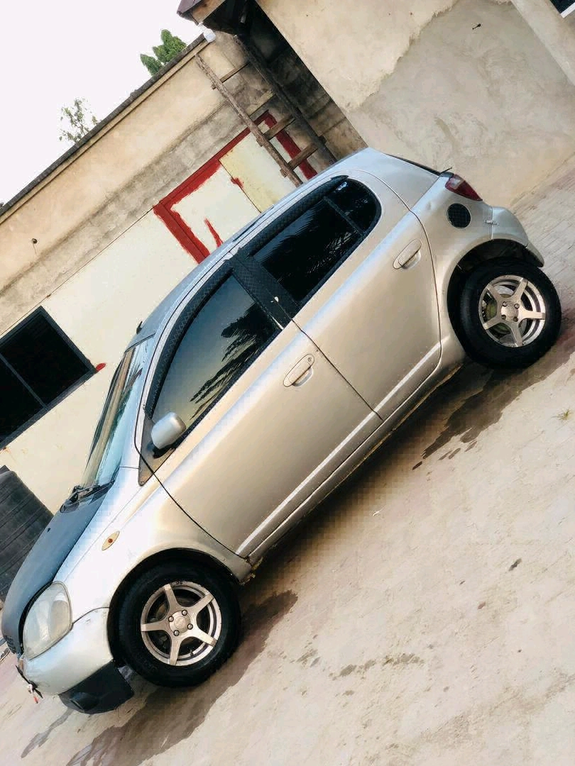 Toyota Vitz Old Model (Rangi ya Fedha) thumbnail 4